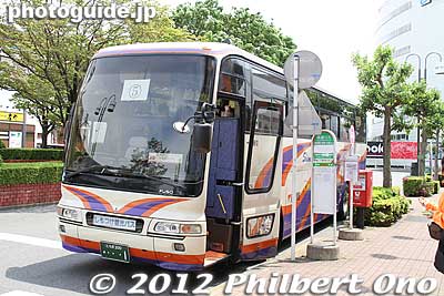 Until April 2018, shuttle buses went from Ashikaga-shi Station to Ashikaga Flower Park. Bus fare was ¥300 one way, taking about 15 min. The bus leaves once an hour, but more often if there's a large crowd.0
Keywords: tochigi ashikaga train station