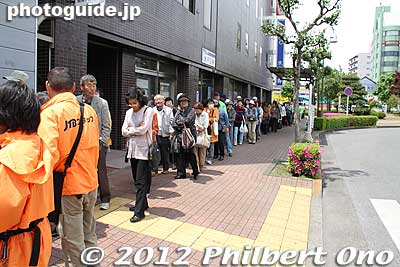 At Ashikaga-shi Station, long line for the shuttle bus to Ashikaga Flower Park. This problem has been resolved with the new JR Ashikaga Flower Park Station.
Keywords: tochigi ashikaga train station