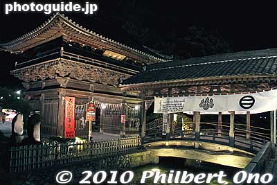 Gate to Bannaji temple. 
Keywords: tochigi ashikaga toshikoshi samurai warrior procession festival matsuri 