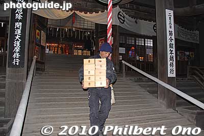 Carrying wooden boxes of beans.
Keywords: tochigi ashikaga toshikoshi samurai warrior procession festival matsuri 
