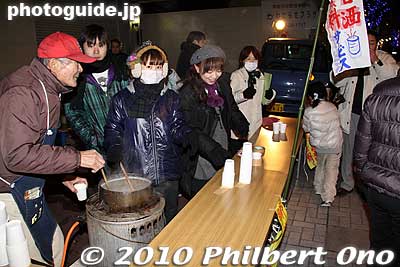 At one point along the procession route (a major road), there was a rest station where they served free ama-zake (sweet sake). The hot drink warmed us up.
Keywords: tochigi ashikaga toshikoshi samurai warrior procession festival matsuri 