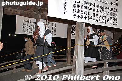 They all entered Bannaji temple by crossing the narrow arched bridge.
Keywords: tochigi ashikaga toshikoshi samurai warrior procession festival matsuri 