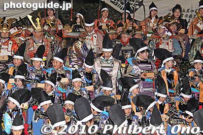 Within the grounds of Bannaji temple, they all gathered at this small outdoor stage.
Keywords: tochigi ashikaga toshikoshi samurai warrior procession festival matsuri 