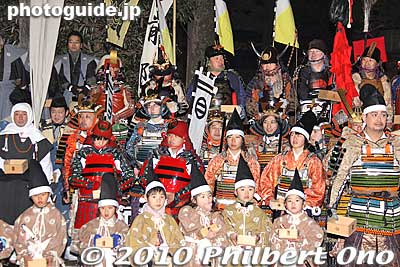 After a few speeches, they got boxes of beans and threw them at us, but only the people up front got hit with beans.
Keywords: tochigi ashikaga toshikoshi samurai warrior procession festival matsuri 