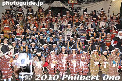 The bean-throwing was disappointing at Yoroi Toshikoshi Shuko festival in Ashikaga, Tochigi. Few beans and they hardly reached anybody.
Keywords: tochigi ashikaga toshikoshi samurai warrior procession festival matsuri2 