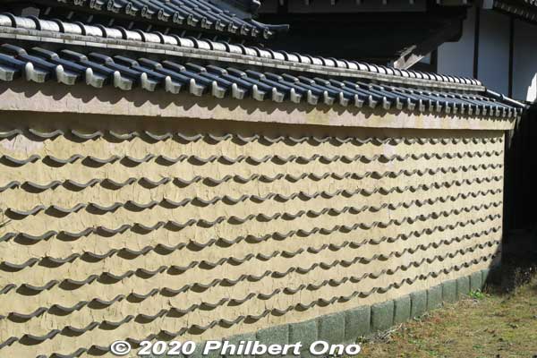 Roof tiles in a wall.
Keywords: tochigi Edo Wonderland Nikko Edomura