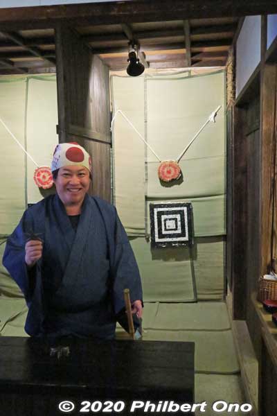 Teacher for throwing shuriken. 手裏剣
Keywords: tochigi Edo Wonderland Nikko Edomura