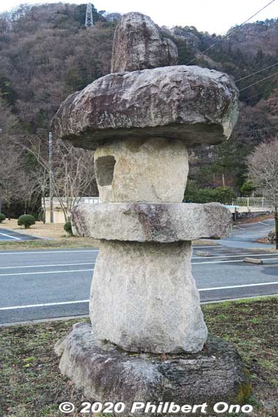 Stone lantern in Kunigawa Onsen. "Onsen" means hot spring.
Keywords: tochigi nikko Kinugawa Onsen River