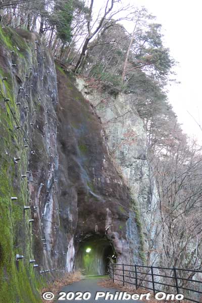Tateiwa Tunnel. This Tateiwa Rock is considered to be female.
Keywords: tochigi nikko Kinugawa Onsen