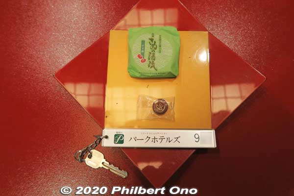 Welcome confection and room key.
Keywords: tochigi nikko Kinugawa Onsen Park Hotels
