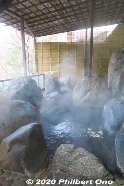 Outdoor hot spring bath at Kinugawa Park Hotels (Kirakukan) in Kinugawa Onsen, in the morning. 鬼怒川パークホテルズ
Keywords: tochigi nikko Kinugawa Onsen Park Hotels hot spring