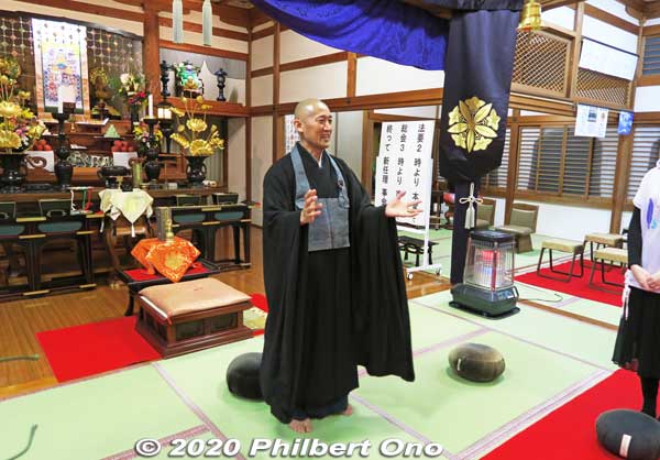 The priest explaining about Zen meditation.
Keywords: tochigi nikko kotokuji temple