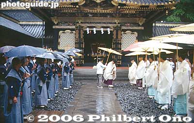 In front of the portable shrine storehouse for the three mikoshi. A ceremony is held to transfer the spirits from the main shrine to the portable shrines. 神輿舎にて宵成渡御
This building is right next to the famous Yomei-mon Gate at the Toshogu Shrine.

神輿舎にて宵成渡御
Keywords: tochigi nikko toshogu shrine spring festival