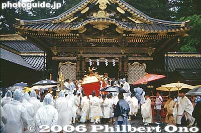 The three portable shrines (mikoshi) are then carried out of the storehouse to be taken to Futarasan Shrine.
Keywords: tochigi nikko toshogu shrine spring festival