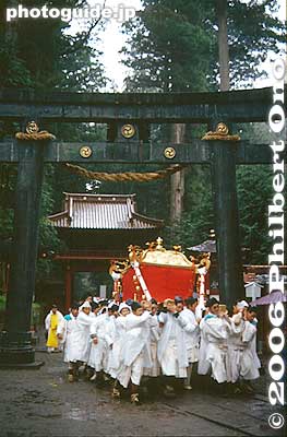 Passing under the torii at Futarasan Shrine. 二荒山神社
二荒山神社
Keywords: tochigi nikko toshogu shrine spring festival