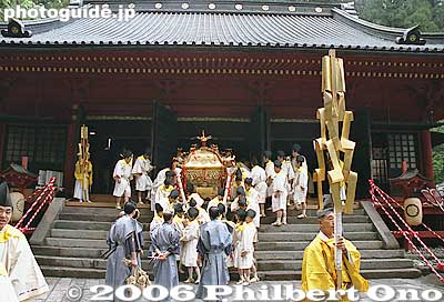Carrying out another mikoshi from Futarasan Shrine.
Keywords: tochigi nikko toshogu shrine spring festival