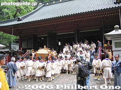 Carrying out another mikoshi from Futarasan Shrine.
Keywords: tochigi nikko toshogu shrine spring festival