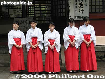 Shrine maidens 巫女
Keywords: tochigi nikko toshogu shrine spring festival