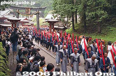 At 11:00 am, the procession starts. They leave Futarasan Shrine through this torii. 上新道
上新道
Keywords: tochigi nikko toshogu shrine spring festival