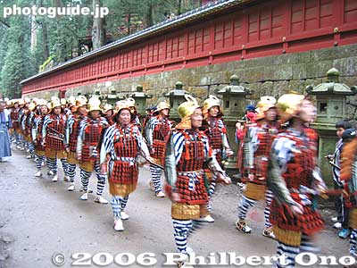 This warrior procession is said to be a reenactment of Shogun Tokugawa Hidetada's visit to Toshogu Shrine, dedicated to Tokugawa Ieyasu. Successive shoguns visited the shrine as well.
上新道
Keywords: tochigi nikko toshogu shrine spring festival