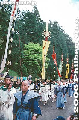 Banners leading the procession.
Keywords: tochigi nikko toshogu shrine spring festival