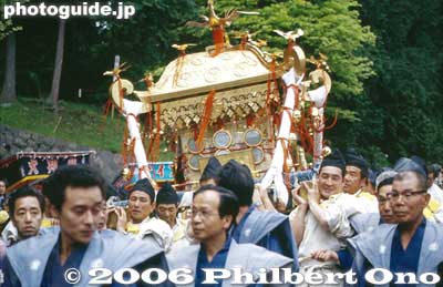 Mikoshi coming through.
Keywords: tochigi nikko toshogu shrine spring festival