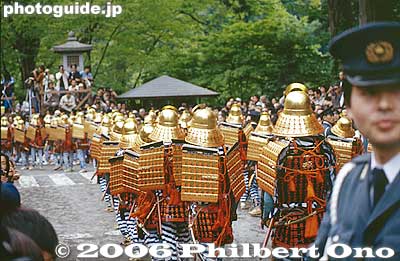 This is near the end of the Omortesando and they turn left to go to the Otabisho resting place.
Keywords: tochigi nikko toshogu shrine spring festival