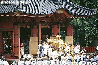 Mikoshi is carried out of the Otabisho.
Keywords: tochigi nikko toshogu shrine spring festival
