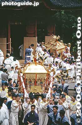 Mikoshi is carried out of the Otabisho.
Keywords: tochigi nikko toshogu shrine spring festival