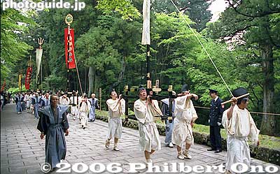 Heading to Omotesando. They follow the same route back.
Keywords: tochigi nikko toshogu shrine spring festival