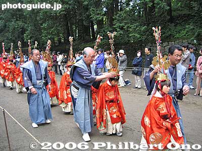 Chigo children and assistants make sure the crown doesn't fall off.
Keywords: tochigi nikko toshogu shrine spring festival
