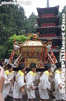 Mikoshi and Five-story Pagoda
Keywords: tochigi nikko toshogu shrine spring festival
