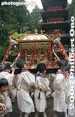 Mikoshi and Five-story Pagoda
Keywords: tochigi nikko toshogu shrine spring festival