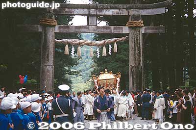Mikoshi coming through Ichino-torii
Keywords: tochigi nikko toshogu shrine spring festival
