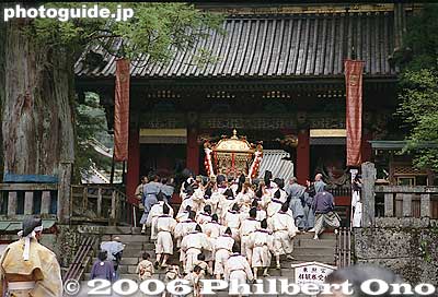 Another mikoshi going up to Omote-mon Gate
Keywords: tochigi nikko toshogu shrine spring festival