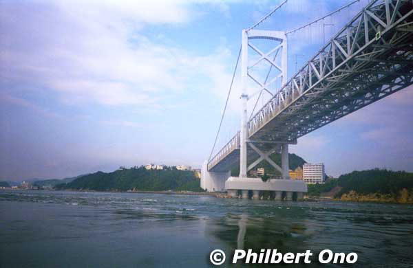 Ōnaruto Bridge was completed in 1985 and stretches for 876 meters (2,874 ft) over the ocean. 大鳴門橋
Keywords: tokushima naruto whirlpools