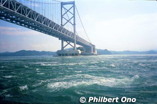 The boat has a higher deck, so you can see the whirlpools better.
Keywords: tokushima naruto whirlpools