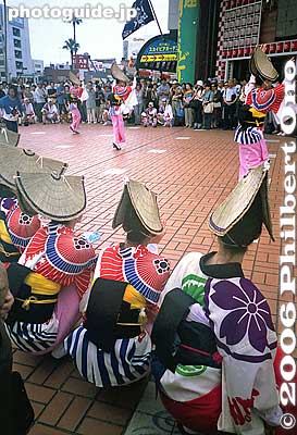 Tokushima's Awa Odori originated in 1587 to mark the completion of Izan Castle in Tokushima (formerly called Awa Province). The castle lord allowed the people to celebrate and they danced the night away.
Keywords: tokushima awa odori dance