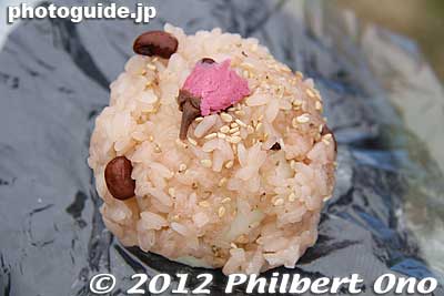 Cherry blossom rice ball.
Keywords: Tokyo Adachi-ku Toshi Nogyo koen Park goshiki sakura cherry blossoms matsuri festival flowers