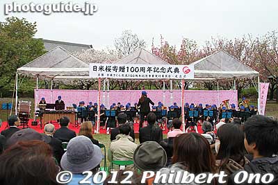 The ceremony began at 10:30 am with music performed by local junior high school bands.
Keywords: Tokyo Adachi-ku Toshi Nogyo koen Park sakura cherry blossoms centennial flowers us-japan