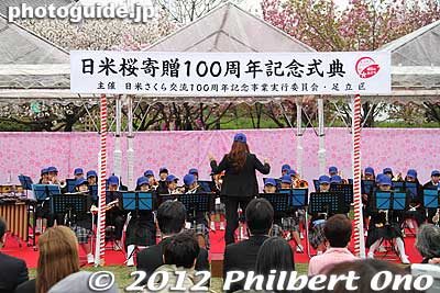 The ceremony started at 10:30 am with music by local school bands, followed by short speeches by local officials. There were no representatives from the US government.
Keywords: Tokyo Adachi-ku Toshi Nogyo koen Park sakura cherry blossoms centennial flowers us-japan