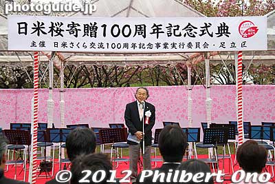 This ceremony was jointly held by the private Japan-US Sakura Exchange Centennial Event Committee and Adachi Ward. Committee Chairman Makoto Suzuki (鈴木誠) speaks. He is a professor at Tokyo University of Agriculture.
Keywords: Tokyo Adachi-ku Toshi Nogyo koen Park sakura cherry blossoms centennial flowers us-japan