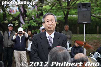 They introduced people or the descendants of people who worked to bring cherry blossoms to America and Adachi Ward. Tadao Shimizu. grandson of Kengo Shimizu who was the Kohoku Village mayor in 1886 when he proposed to line the Arakawa River with cherries.
Tadao Shimizu. grandson of Kengo Shimizu who was the Kohoku Village mayor in 1886 when he proposed to line the Arakawa River with cherry blossoms. It eventually lined 6 km of over 3,000 cherry trees.
Keywords: Tokyo Adachi-ku Toshi Nogyo koen Park sakura cherry blossoms centennial flowers us-japan