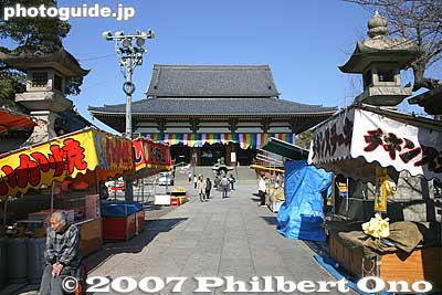 Food stalls lead you to the main worship hall.
Keywords: tokyo adachi-ku ward nishi-arai daishi temple shingon sect Buddhist temple
