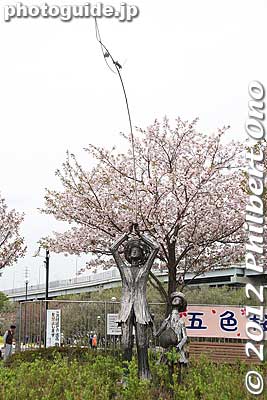 Sculpture of kids catching butterflies.
Keywords: Tokyo Adachi-ku Toshi Nogyo koen Park goshiki sakura cherry blossoms flowers