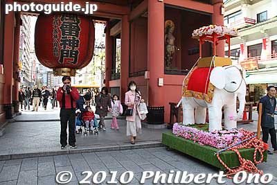A symbol of Hanamatsuri (literally "flower festival") is the white elephant which is paraded around. This one stands ready at Kaminarimon Gate. It has a baby Buddha statue on top.
Keywords: tokyo taito-ku asakusa hana matsuri festival buddha birthday 