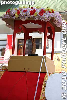 When the Buddha was born, he walked seven steps and said, "I am my own Lord through Heaven and Earth," and pointed one hand to Heaven and the other to Earth.
Keywords: tokyo taito-ku asakusa hana matsuri festival buddha birthday 