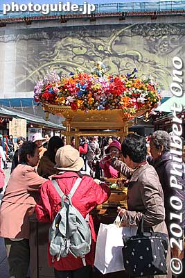 People crowd around the flower-decorated Hanami-do, the little hall with the baby Buddha.
Keywords: tokyo taito-ku asakusa hana matsuri festival buddha birthday 