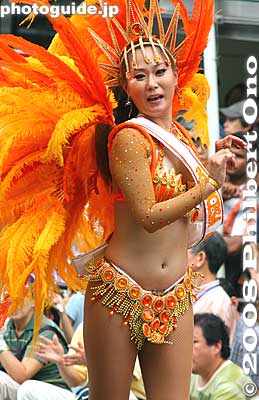 She's a sunburst, inside and out.
Keywords: tokyo taito-ku ward asakusa samba carnival festival matsuri sexy woman women girls dancers