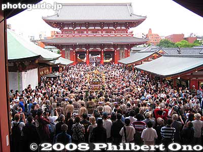 A sea of people in front of Sensoji temple in the area I call "The Pit."
Keywords: tokyo taito-ku asakusa sanja matsuri festival sensoji mikoshi portable shrine crowd
